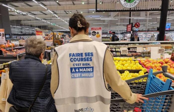 braccia e sorrisi che spezzano la solitudine durante lo shopping