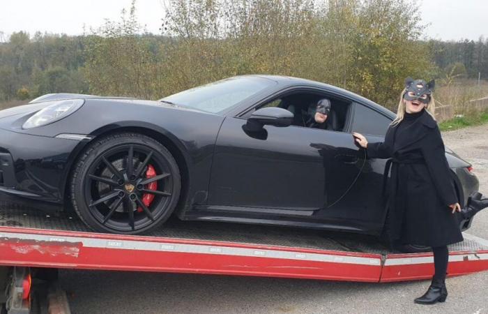 VIDEO. Arrestato per eccesso di velocità, Batman posa per la polizia