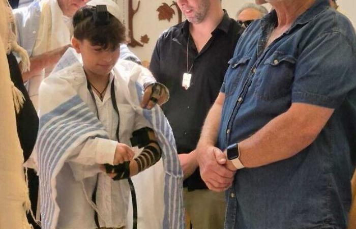 L’ex ostaggio Erez Calderon celebra il suo bar mitzvah senza il padre Ofer, ancora in ostaggio