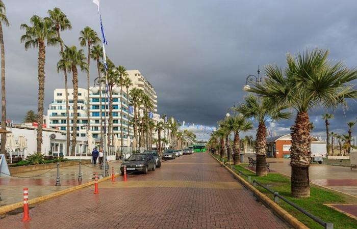 A Larnaca una trentina di israeliani corrono a prendere gli ostaggi