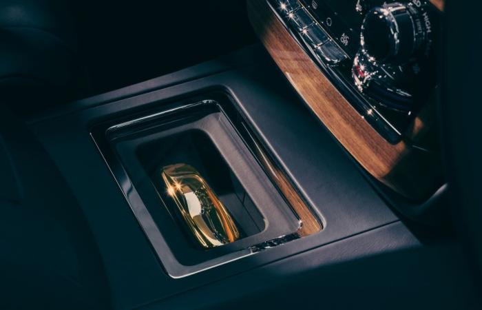 Rolls-Royce ha realizzato un’auto unica ispirata a “Goldfinger” con elementi in oro massiccio