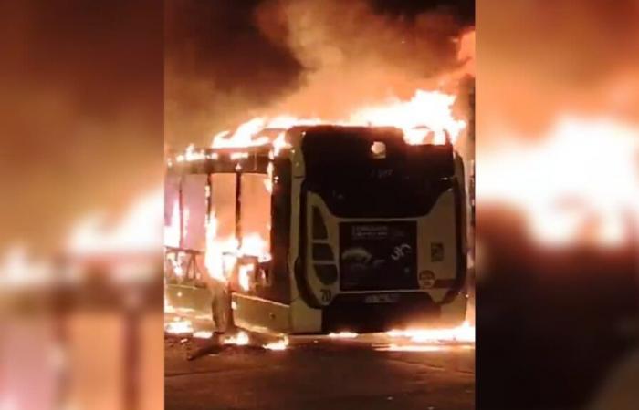 due autobus della TCL bruciati nel quartiere Velette, CRS schierati come rinforzi