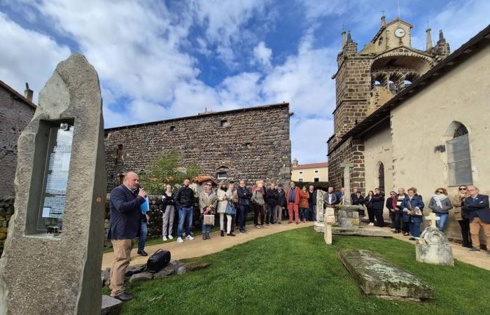 Questo cimitero che unisce memoria e creatività è assolutamente da visitare nell'Alta Loira