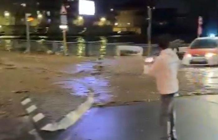 Inondazioni mortali in Spagna: filmano l'arrivo dell'acqua a Valencia e come in pochi secondi tutto sia diventato caotico