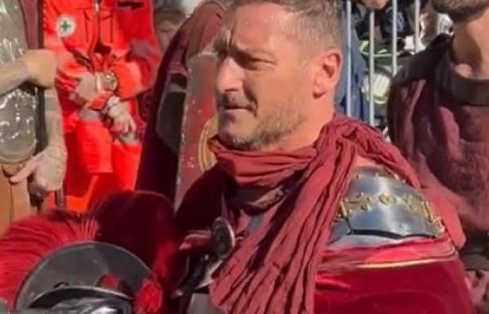 Francesco Totti gladiatore (a sorpresa) a Lucca Comics 2024: il video