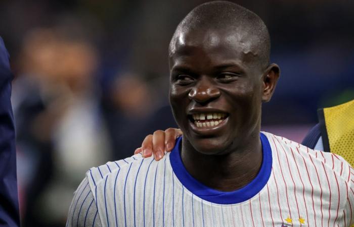 Il filmato mostra l’umile N’Golo Kante che pulisce il campo dopo la tattica di ritardo dei fan mentre l’ex stella del Chelsea mostra ancora una volta la sua classe