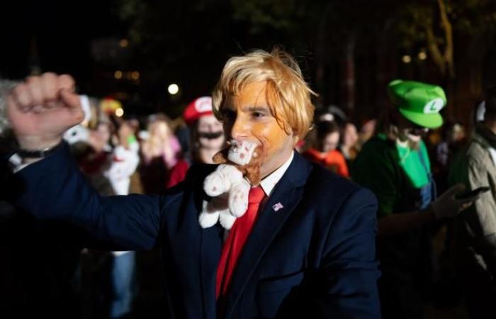 A New York, una parata di Halloween molto politica a cinque giorni dalle elezioni (foto)