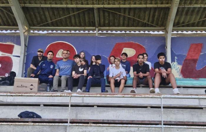 alcuni giovani hanno dipinto un affresco sulla tribuna dello stadio di Sarlat