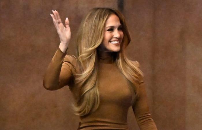 Jennifer Lopez porta il suo stile lussuoso al raduno elettorale di Kamala Harris