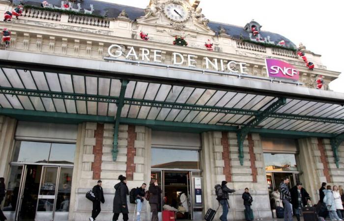 un'arma da guerra scoperta nei bagni della stazione, istituito un perimetro di sicurezza