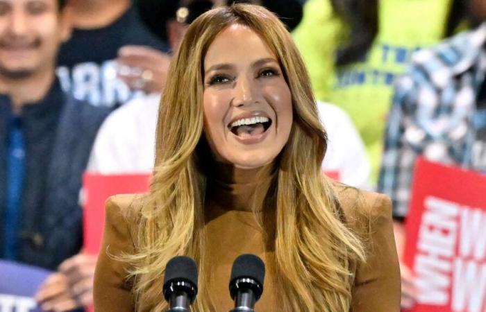 Jennifer Lopez indossava un abito color latte al raduno di Kamala Harris