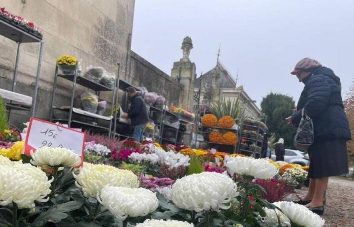 al cimitero di Laval, la folla per onorare i defunti