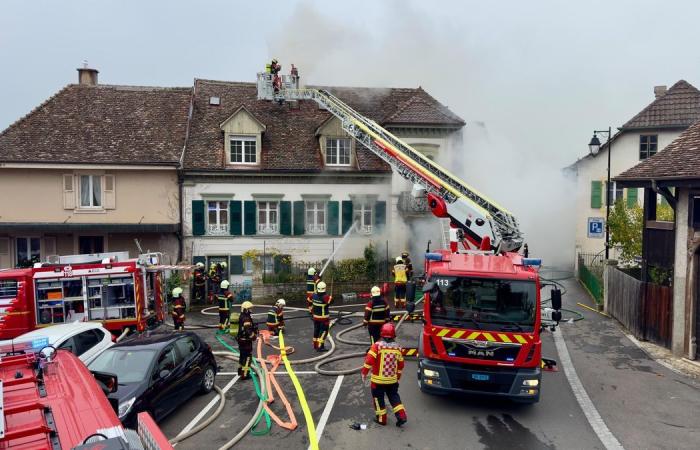 Jura-Nord Vaudois: grande incendio domato nel cuore di Concise