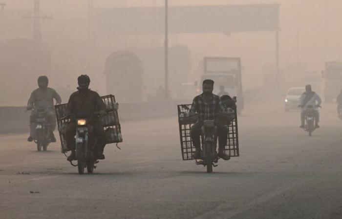 NELLE IMMAGINI. A Lahore, in Pakistan, l’indice della qualità dell’aria raggiunge un livello 40 volte superiore a quello considerato accettabile dall’Oms