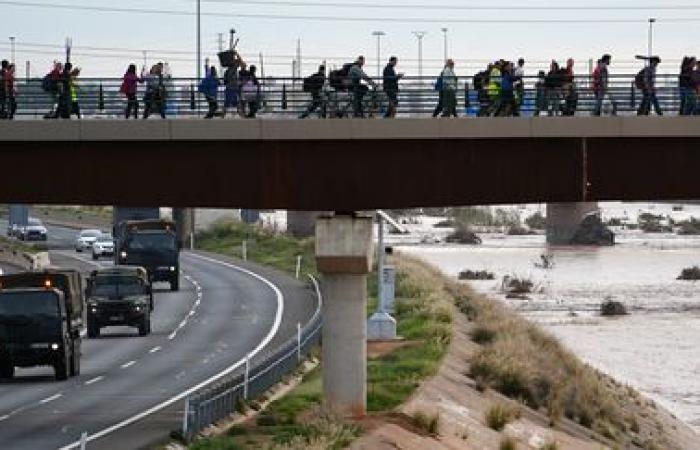 una folla di volontari è impegnata a ripulire le città colpite dal disastro vicino a Valencia