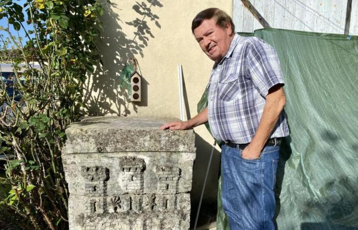 da quarant'anni nel suo giardino si trova l'antico frontone dei saloni