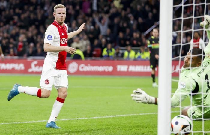 Dopo il Feyenoord, l'Ajax batte anche il PSV, prima sconfitta stagionale per la capolista