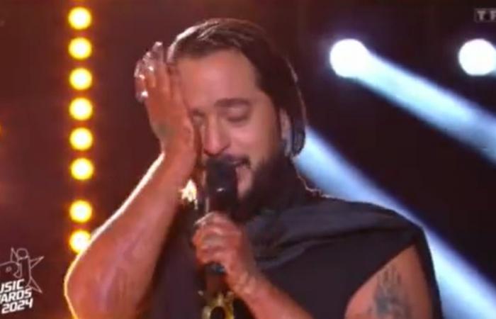 VIDEO. Slimane accusato di molestie sessuali: il discorso in lacrime del cantante agli NRJ Music Awards 2024