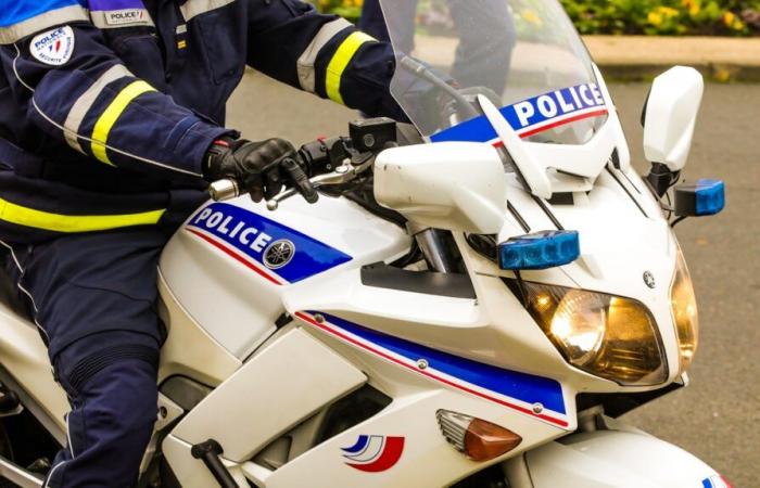 mentre è alla guida di un'auto, un minorenne tenta di scappare dalla polizia dopo un incidente