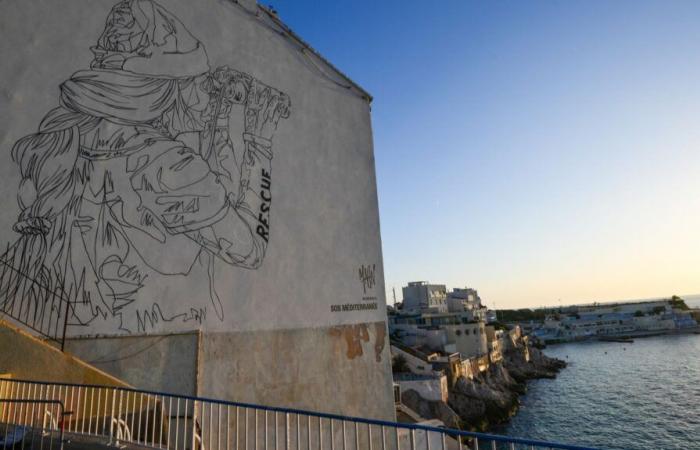 Un gigantesco affresco di Mahn Kloix rende omaggio all'ambulanza SOS Méditerranée sul “Muro Zidane” a Marsiglia