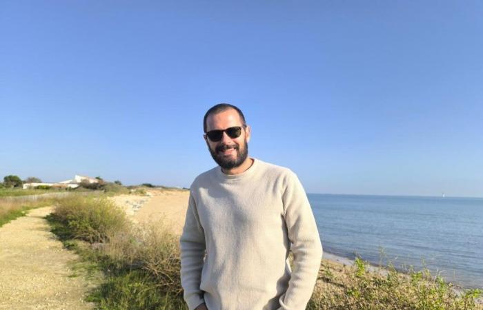 l'attore e regista Hugo Becker passeggia sull'Île de Ré