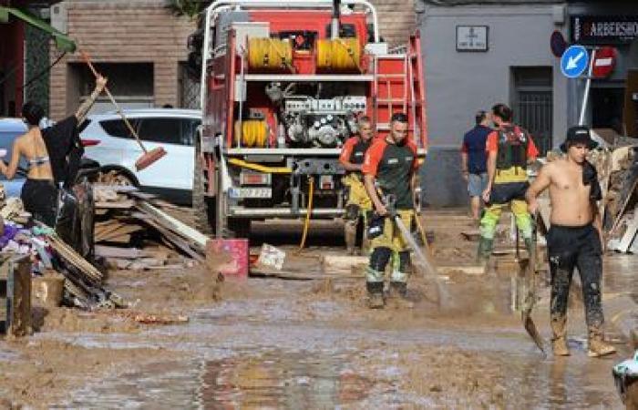 una folla di volontari è impegnata a ripulire le città colpite dal disastro vicino a Valencia