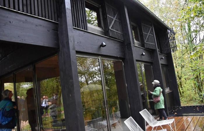 Video. Alla scoperta, nel Périgord, di una sorprendente casa in legno nero