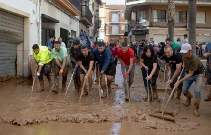 In Spagna, nelle zone disastrate, migliaia di volontari vengono in aiuto