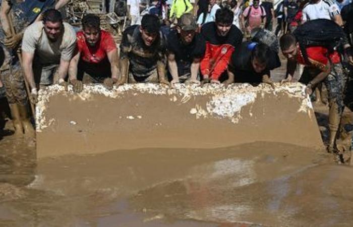 una folla di volontari è impegnata a ripulire le città colpite dal disastro vicino a Valencia