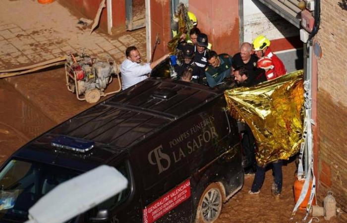 A La Torre, tristezza e rabbia davanti al garage della morte dopo le mortali alluvioni in Spagna