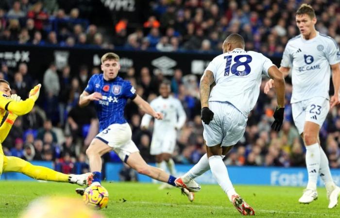 Jordan Ayew fa guadagnare al Leicester un punto nel finale mentre Ipswich spreca un altro vantaggio