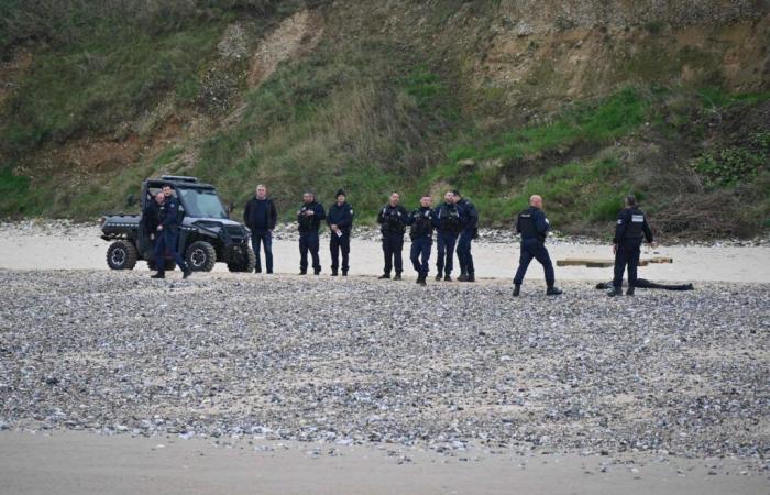 il corpo di un uomo scoperto su una spiaggia