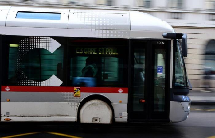 Autobus bruciati, proiettili lanciati contro agenti di polizia, una seconda notte di violenze a Rillieux-la-Pape