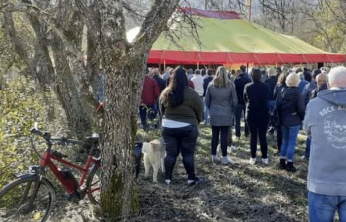 l'ultimo omaggio del suo villaggio a Paul Varry, ciclista ucciso da un automobilista a Parigi