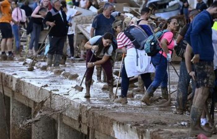 una folla di volontari è impegnata a ripulire le città colpite dal disastro vicino a Valencia