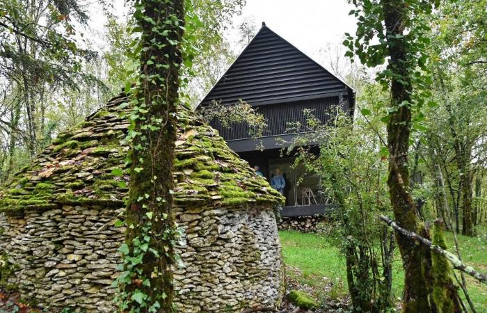 Video. Alla scoperta, nel Périgord, di una sorprendente casa in legno nero