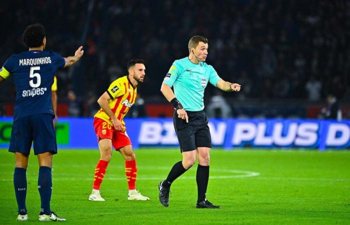 PSG-Lens: interviene il VAR, l'arbitro vede rosso