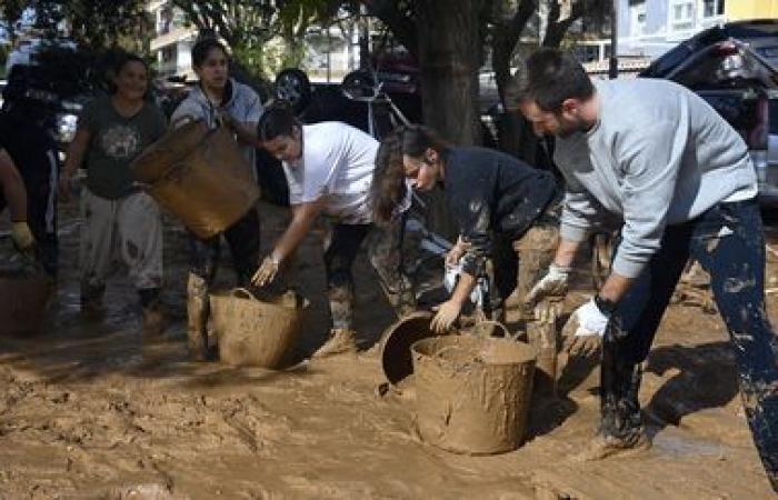 una folla di volontari è impegnata a ripulire le città colpite dal disastro vicino a Valencia