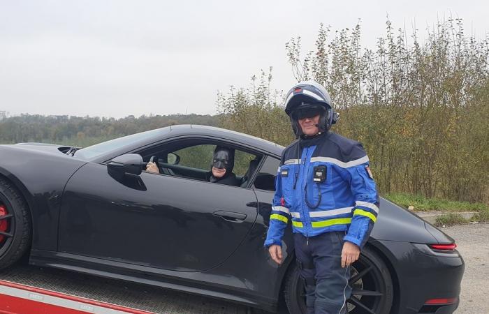 INSOLITO. La polizia fa lampeggiare Batman a 200 km/h e manda la sua Porsche al canile