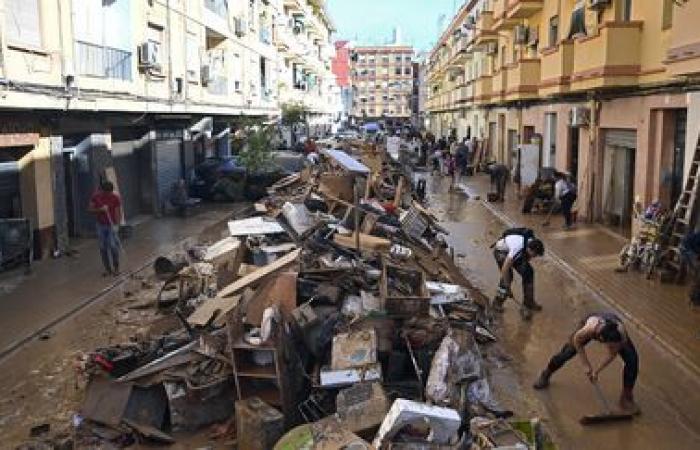 una folla di volontari è impegnata a ripulire le città colpite dal disastro vicino a Valencia