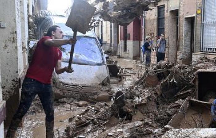 una folla di volontari è impegnata a ripulire le città colpite dal disastro vicino a Valencia