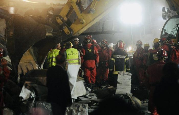 Era appena stata restaurata: il tetto esterno della stazione è crollato, almeno 14 persone sono morte