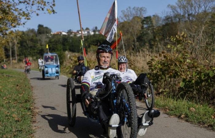 la bicicletta reclinata sulle rive del Nive, una boccata d'aria fresca a grandezza naturale