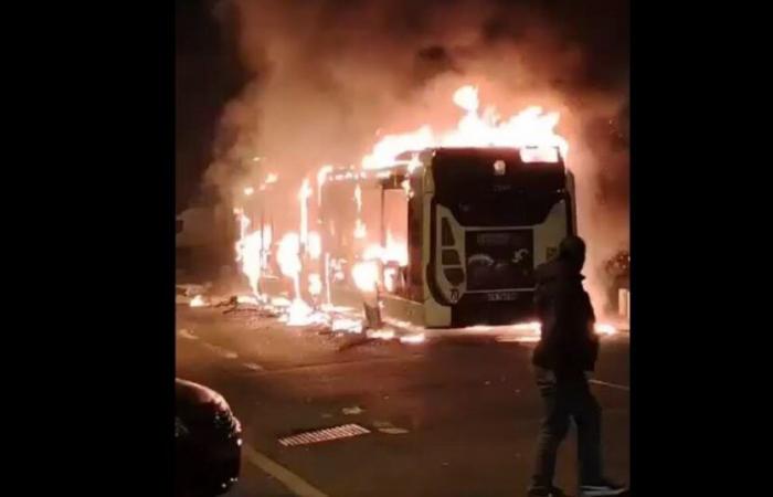 bruciati due autobus della TCL, ferito un agente di polizia