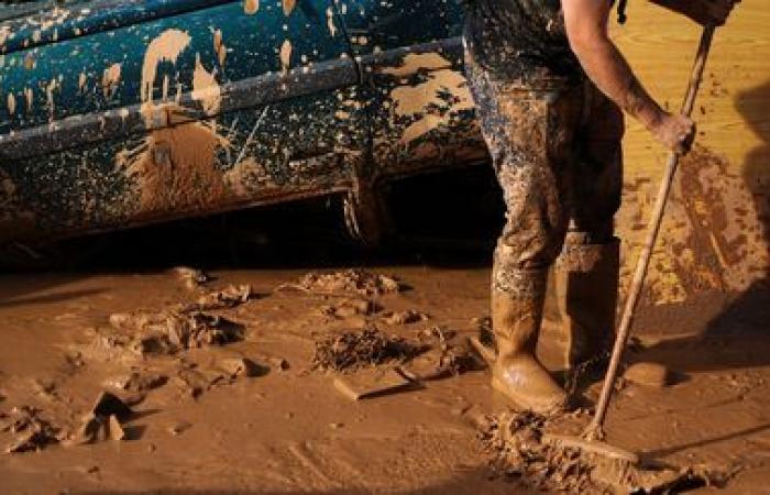 una folla di volontari è impegnata a ripulire le città colpite dal disastro vicino a Valencia