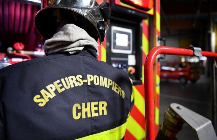 Il tetto di una casa a Charentonnay colpito dalle fiamme