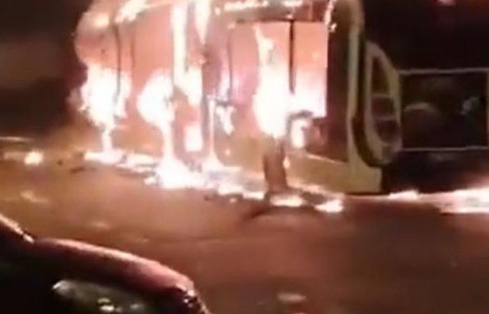 Autobus bruciati, edifici temporaneamente evacuati, scontri con la polizia… Cosa succede in questa cittadina vicino a Lione da due sere?