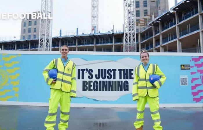 Hemp e Roord visitano il sito di espansione dell'Etihad Stadium prima delle partite della WSL