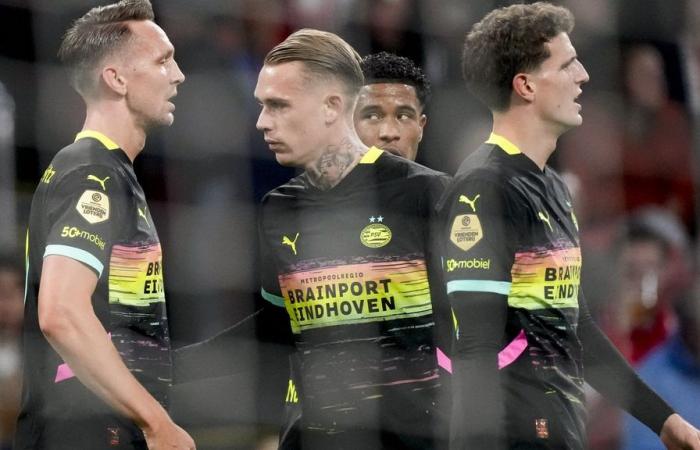 Dopo il Feyenoord, l'Ajax batte anche il PSV, prima sconfitta stagionale per la capolista