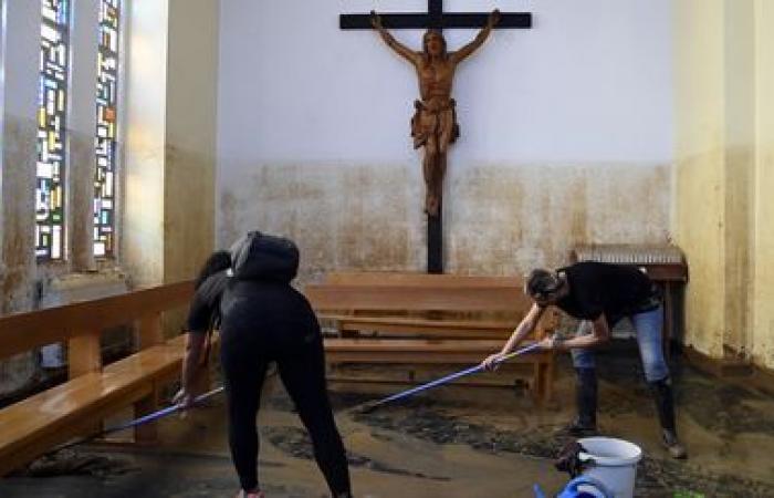 una folla di volontari è impegnata a ripulire le città colpite dal disastro vicino a Valencia